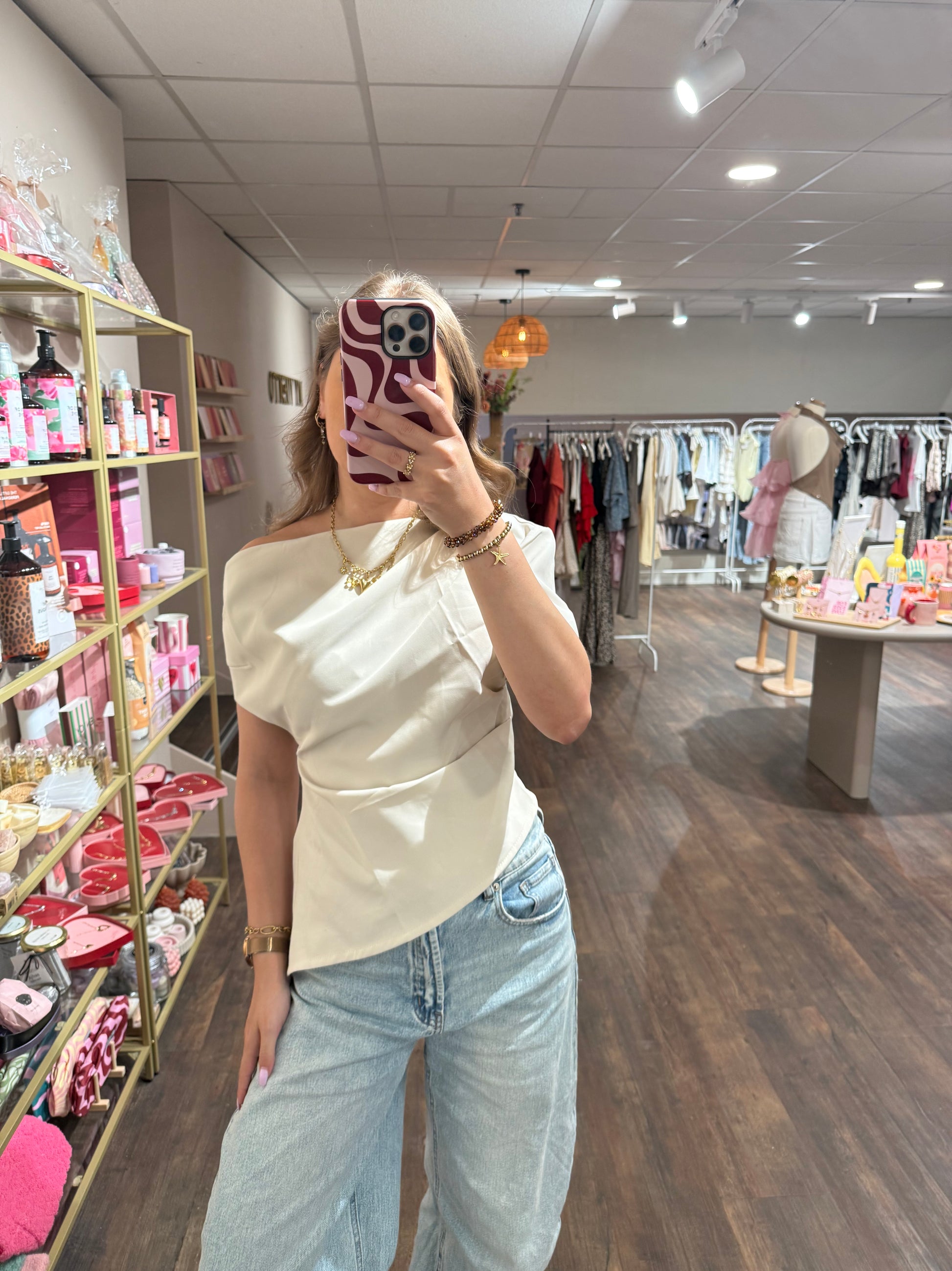 Trendy crème top met één schouder 