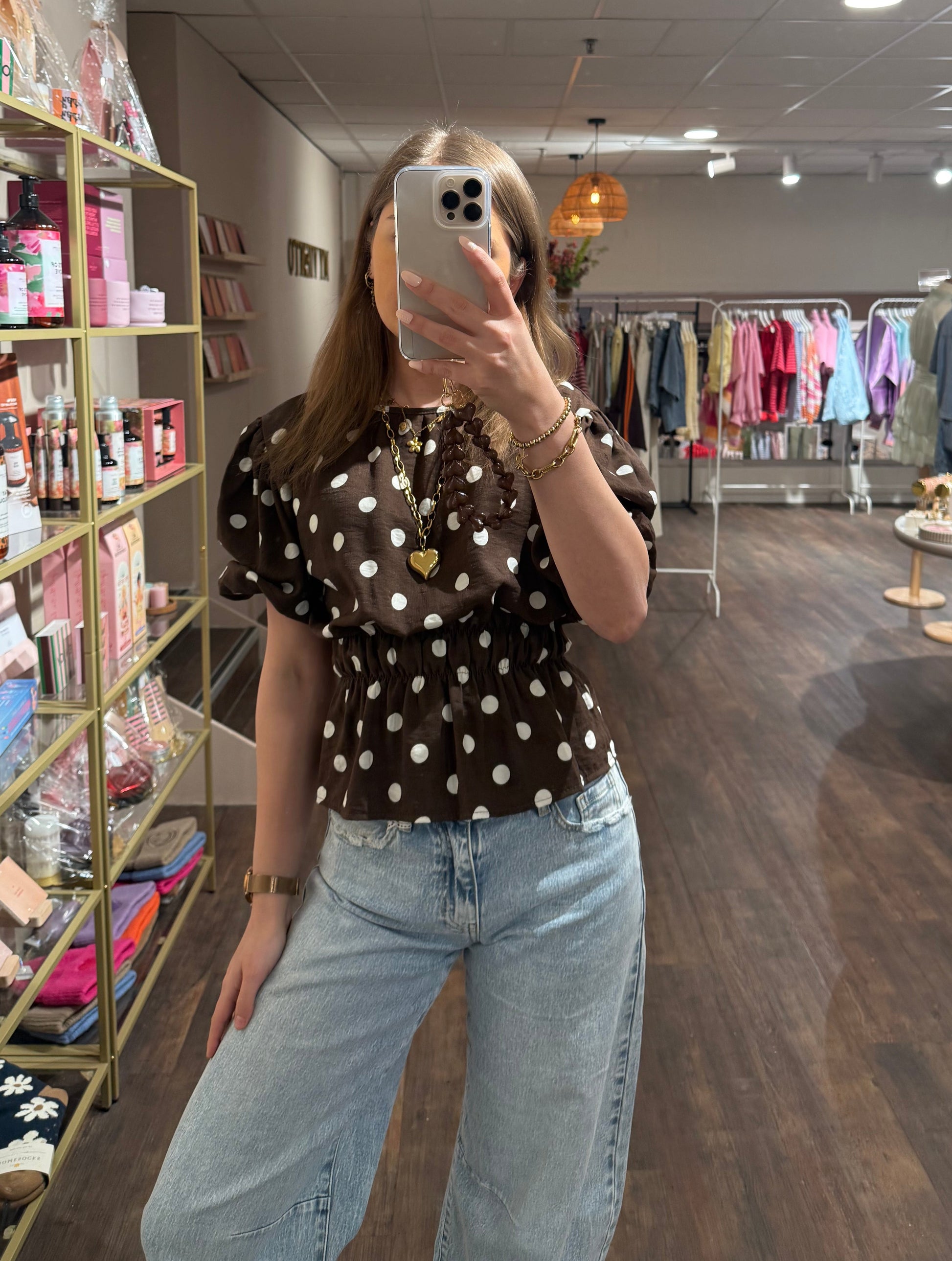 Getailleerde polkadot top voor dames.