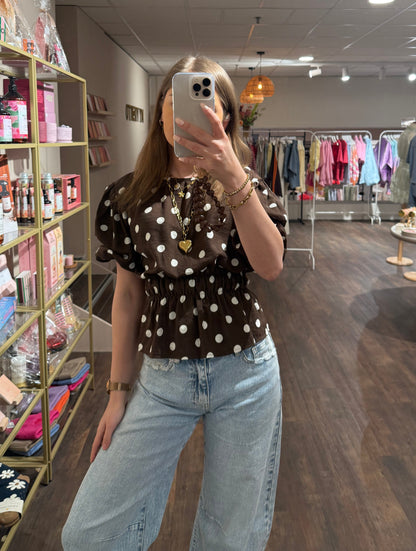 Getailleerde polkadot top voor dames.
