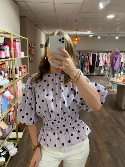 Trendy dames top met korte pofmouwen.