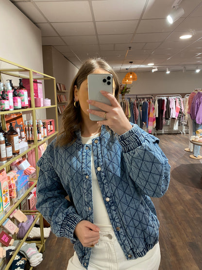 Gewatteerd spijkerjasje ideaal voor het voorjaar.