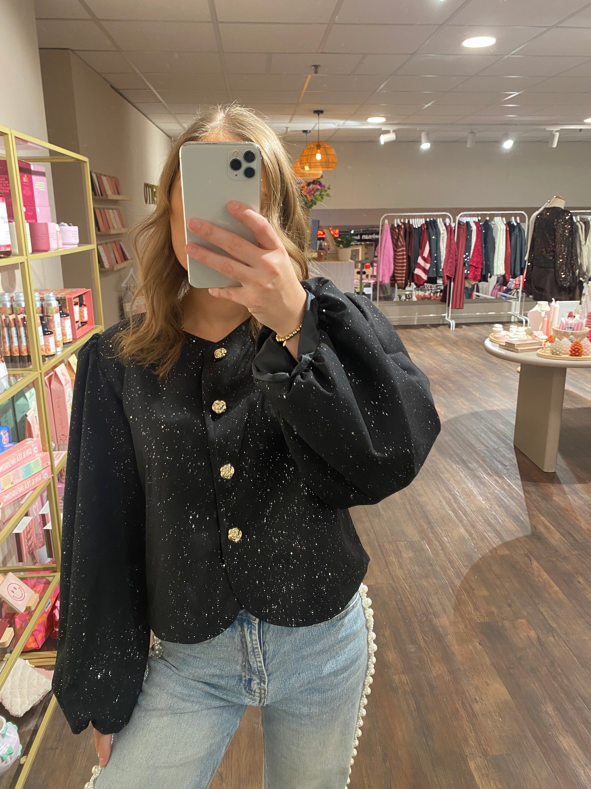 Glitter blouse met lichte schoudervulling en pofmouwtjes, gouden roosjes als knopen.