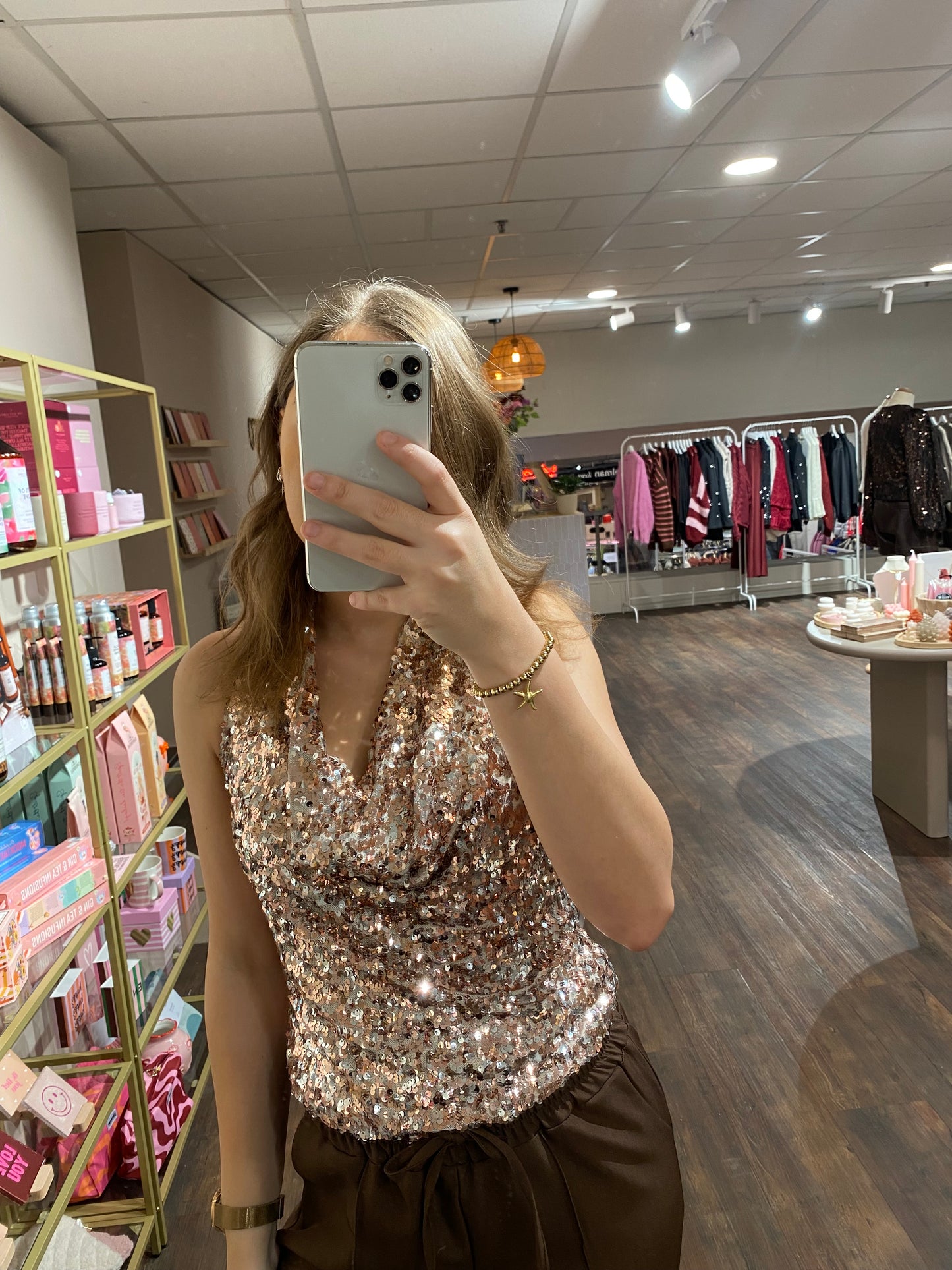 Dames halterneck top in beige champagne kleur met pailletten.