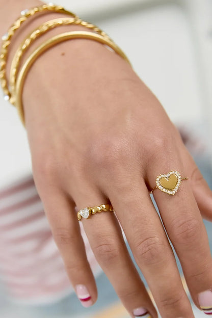 Hart omringd met kleine steentjes ring goud