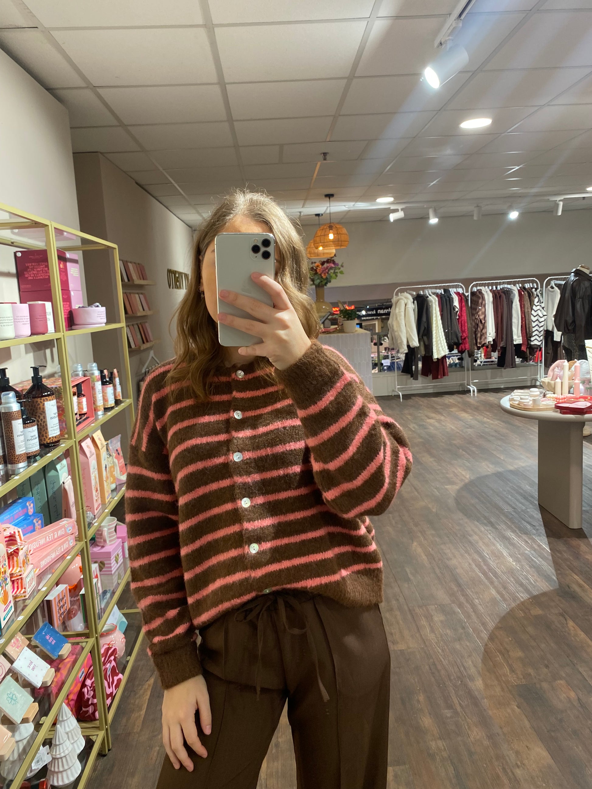 Zacht gestreept vest in bruin en roze, najaarsmusthave voor dames.