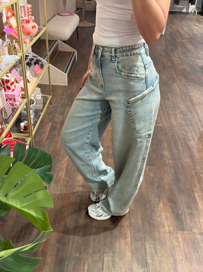 High waist jeans met ballonpasvorm en destroyed details. 