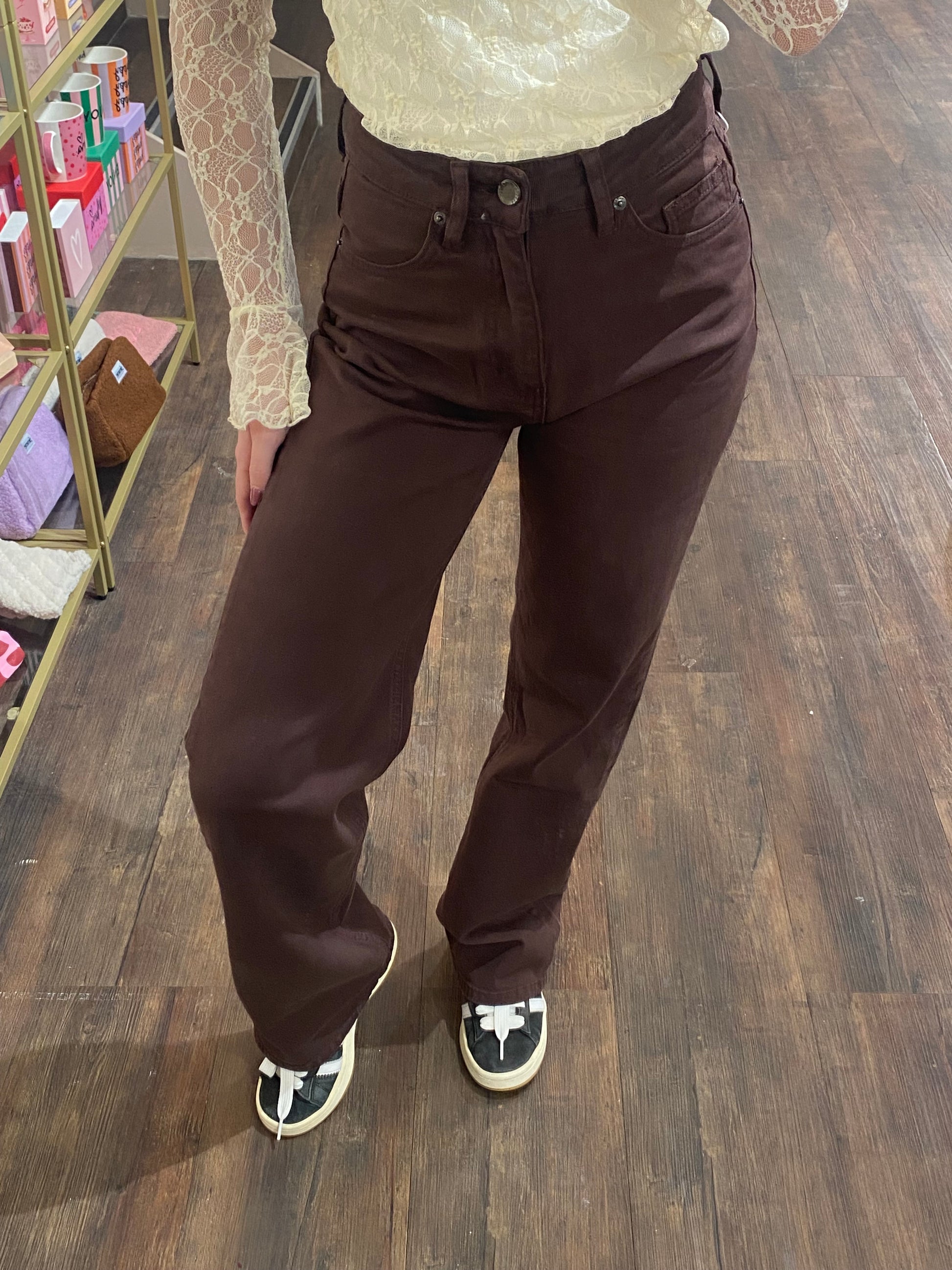 Dames jeans bruin die comfortabel en stijlvol zit.
