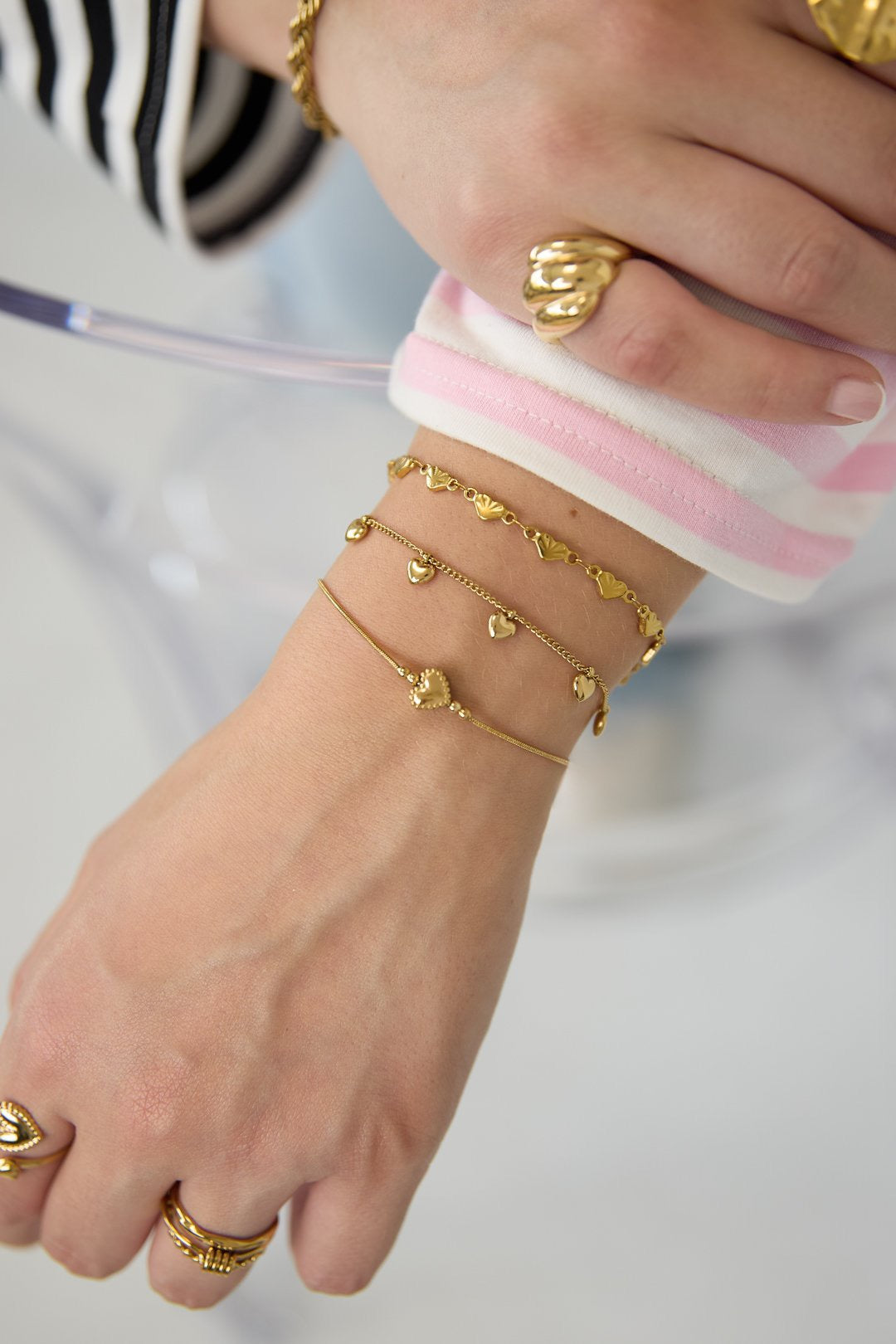 Kleine hangende hartjes armband goud