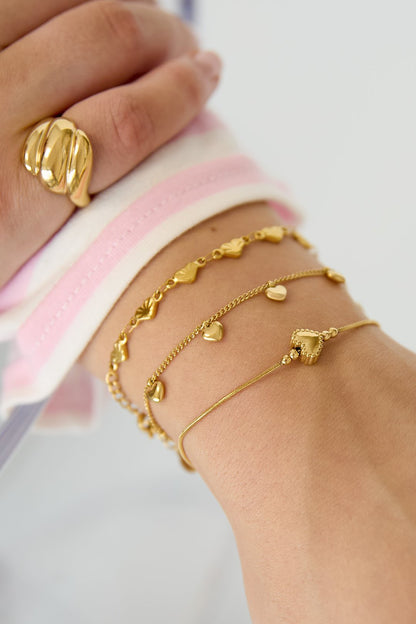Kleine hangende hartjes armband goud