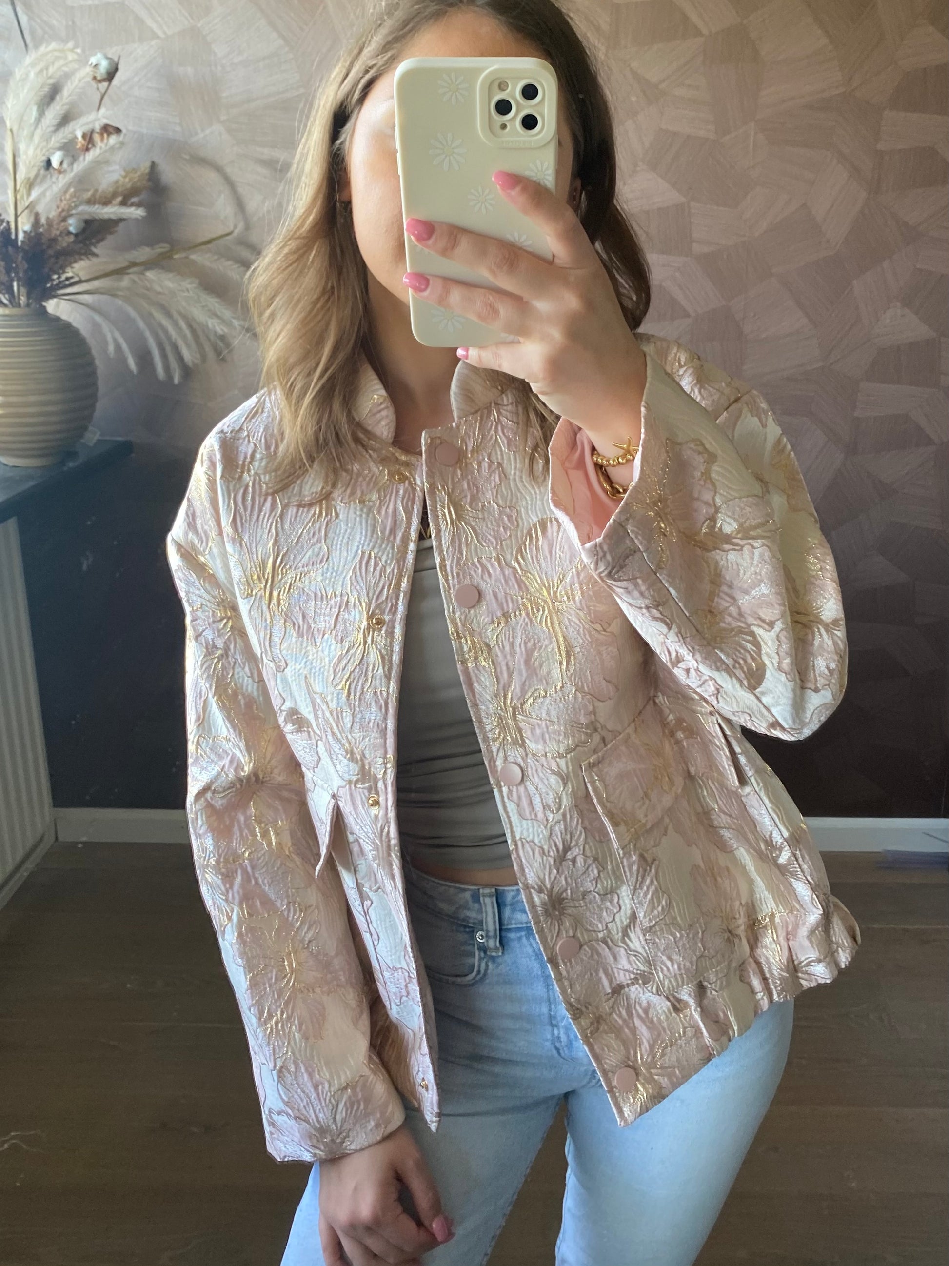 Jacquard stof met roze bloemenprint en gouden accenten – luxe, unieke look.
