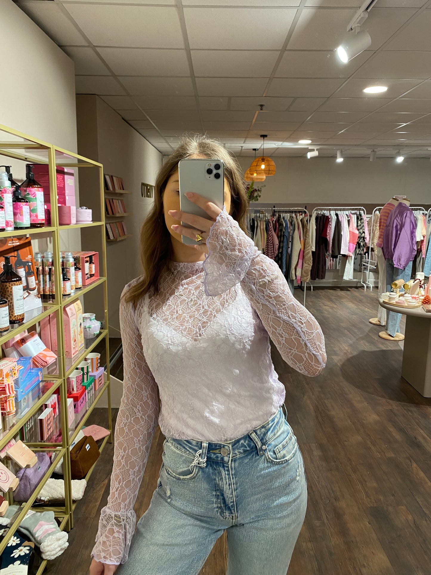 Kanten top in pastel lila kleur voor dames.