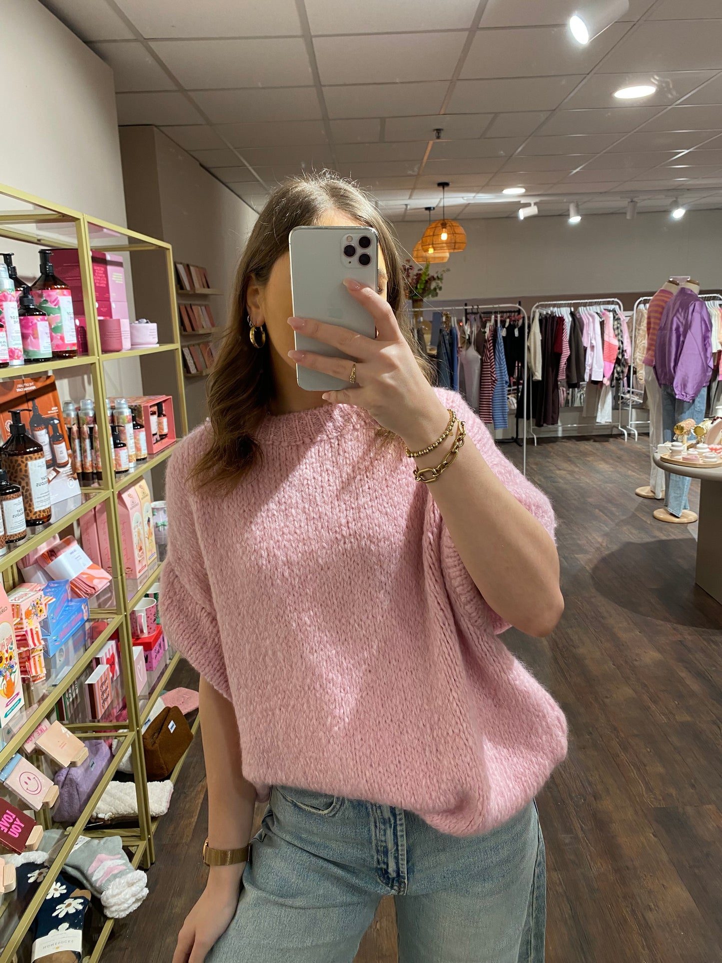 Korte gebreide roze trui voor dames met korte mouwen.