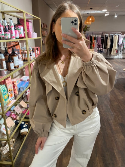 Korte trenchcoat perfect voor het voorjaar.