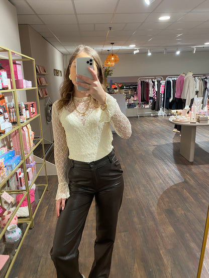 Elegante lace top in creme, perfect onder een blazer.