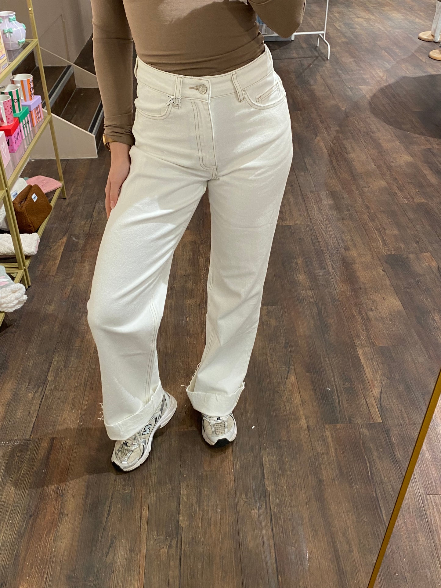 Jeans met fray hem en bruine naden.