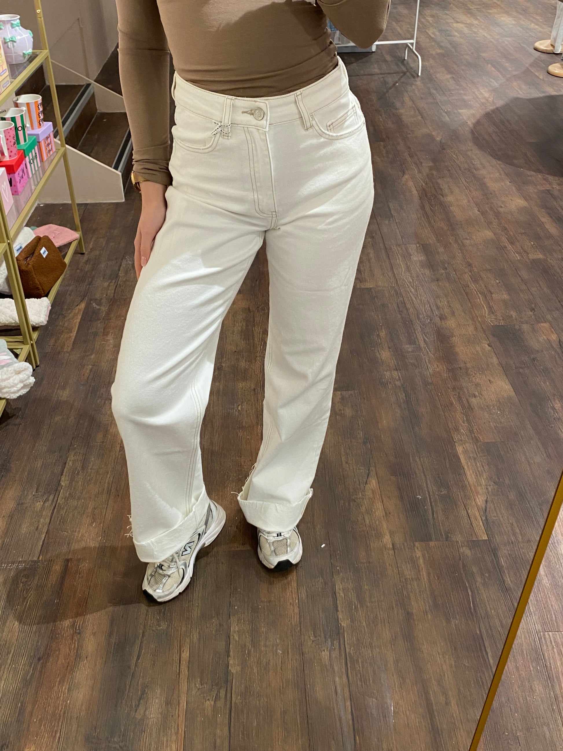 Jeans met fray hem en bruine naden.