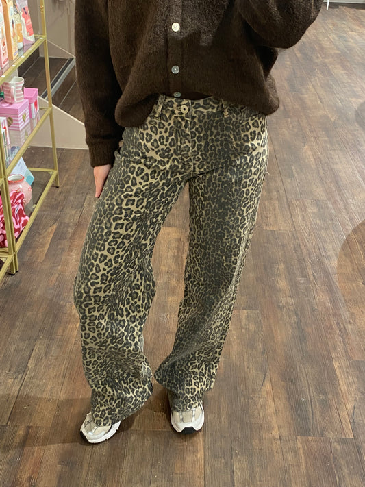Leopard dad fit jeans voor dames, geschikt tot lengte 1.85 meter.