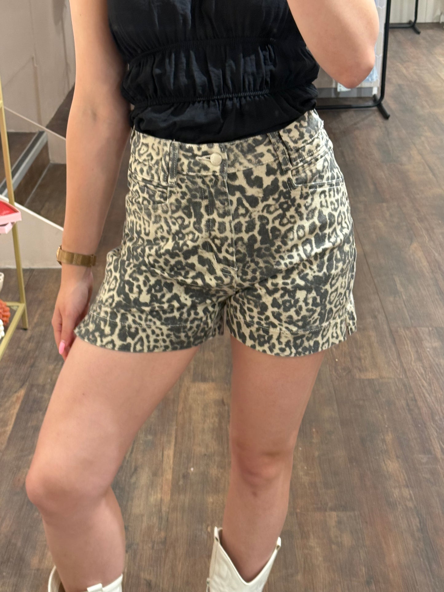 Dames shorts met leopard print en denim look