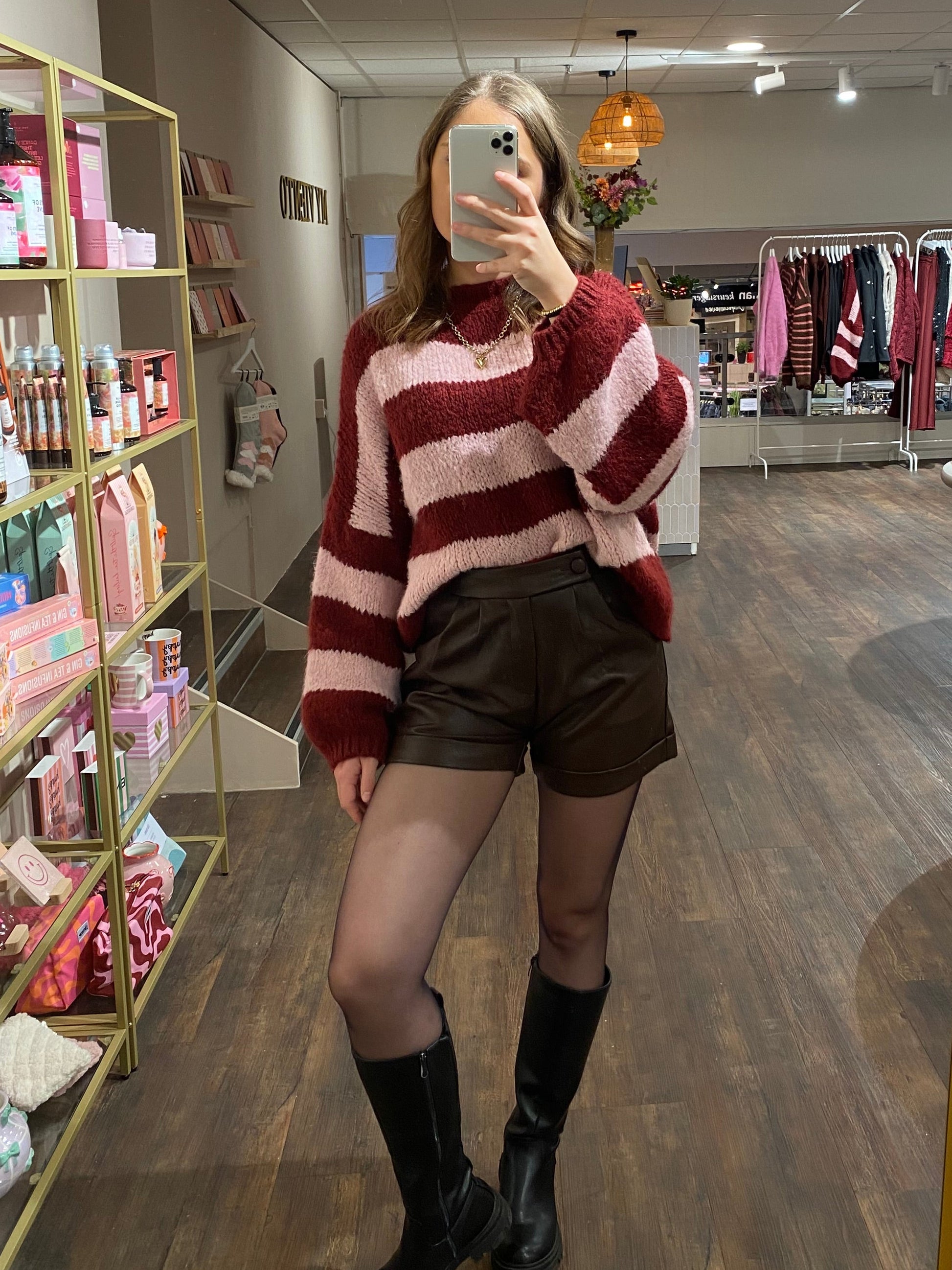 Leren short in bruin, combineerbaar met oversized knit voor casual stijl.