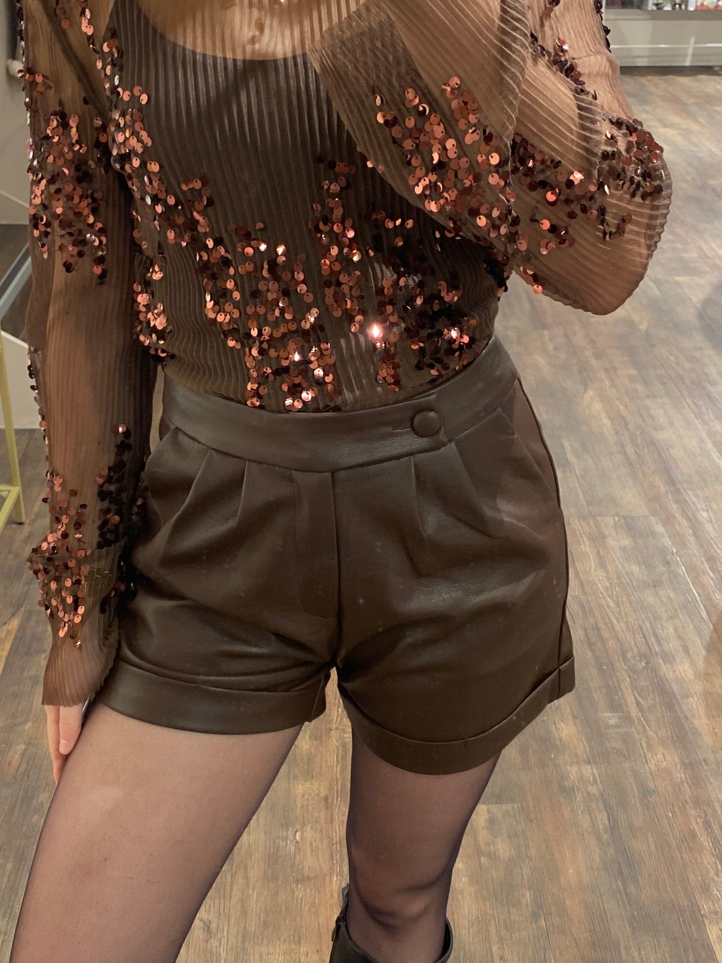 Dames short in bruin faux leather, te stylen met glittertop of trui.
