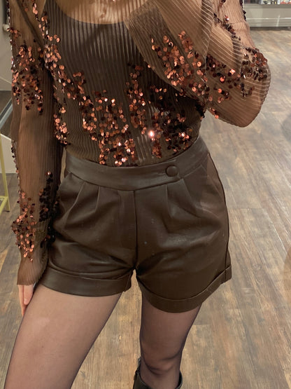 Dames short in bruin faux leather, te stylen met glittertop of trui.