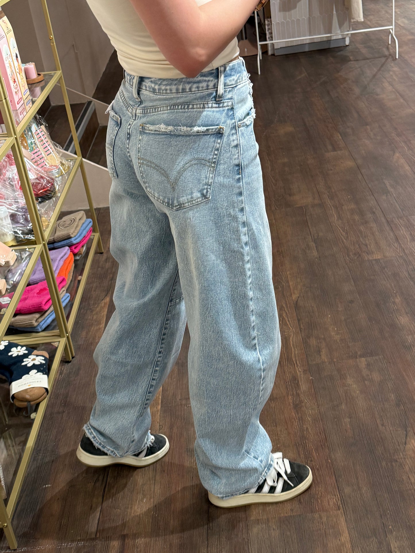 Balloon jeans in lichtblauwe wassing met ruffles