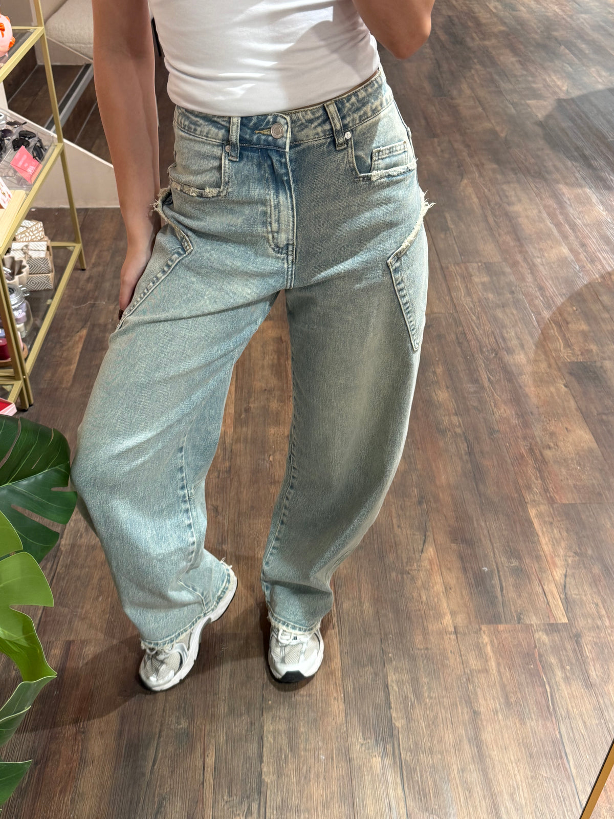 Lichtblauwe cargo balloon jeans met zijzakken. 