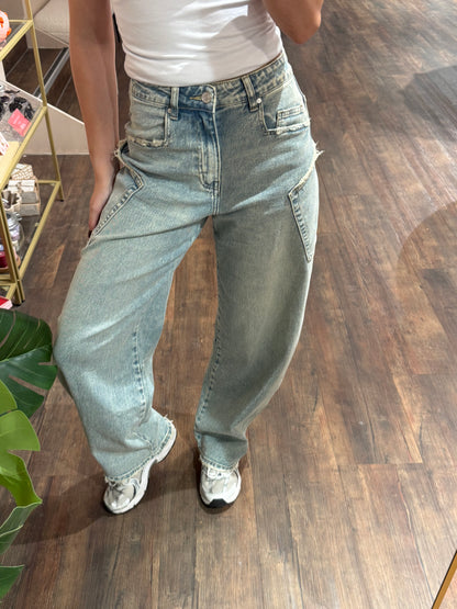 Lichtblauwe cargo balloon jeans met zijzakken. 