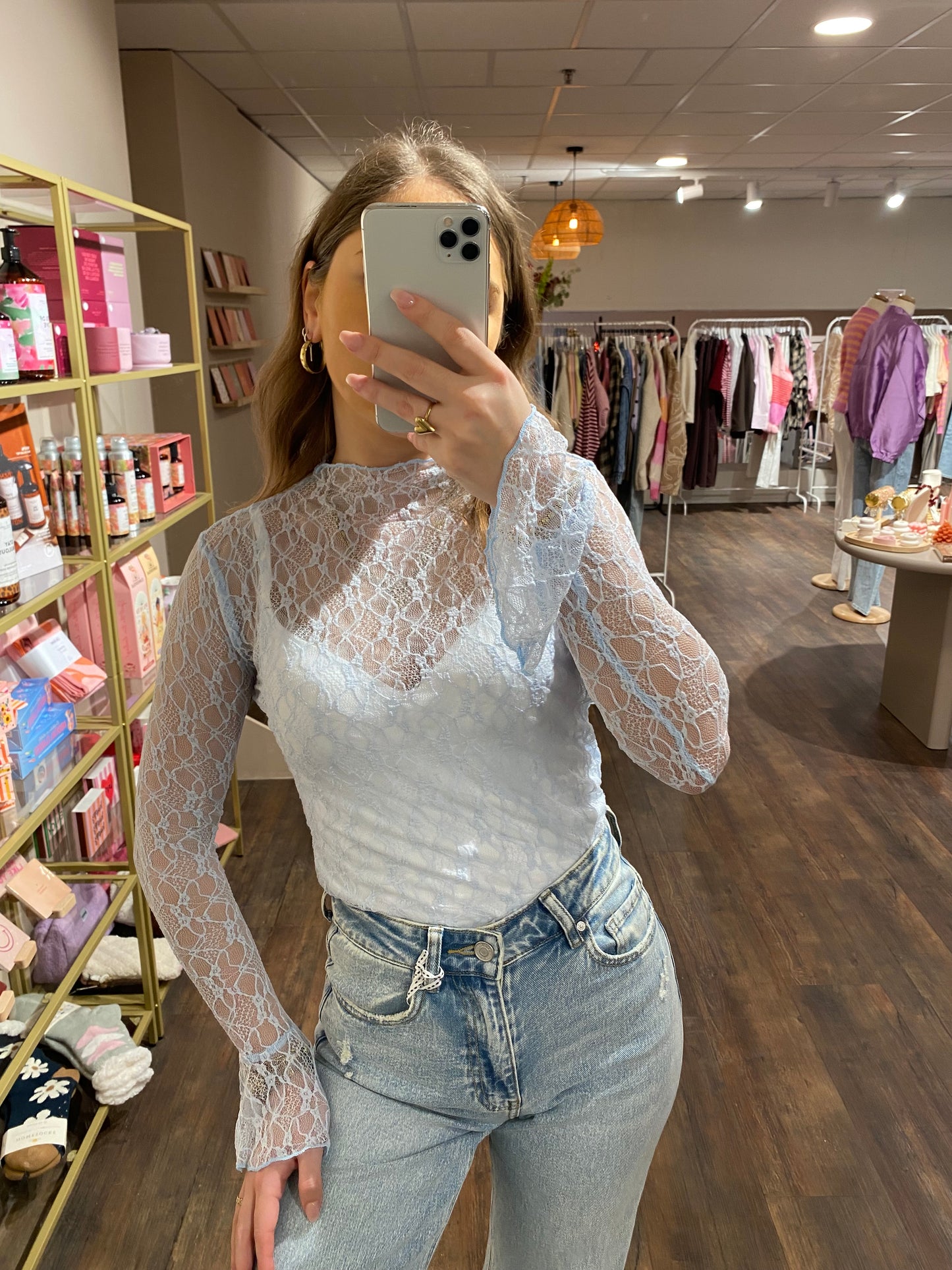 Lichtblauwe lace top met verfijnde kanten details.