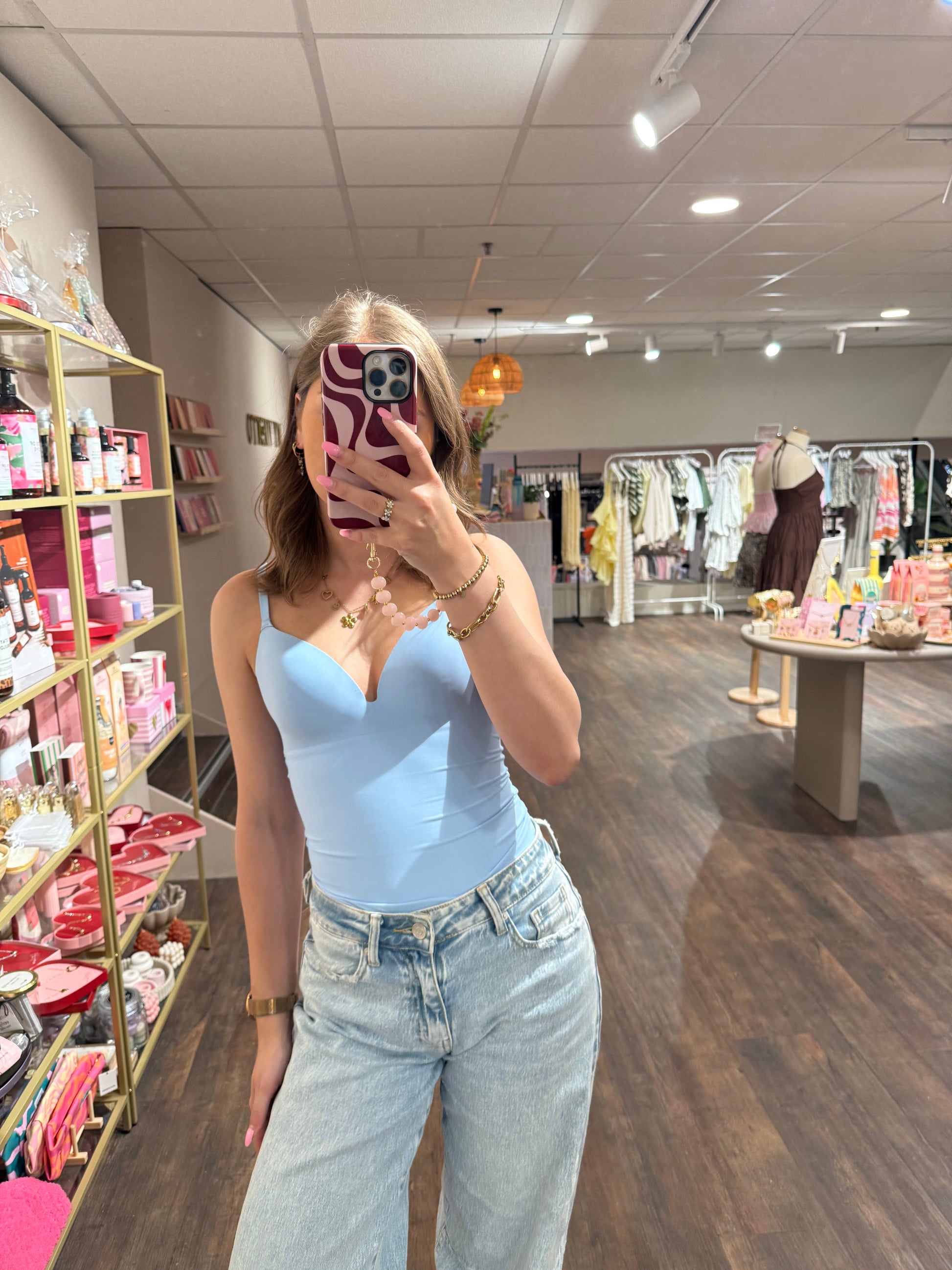 Lichtblauwe shapewear body met voorgevormde cups.