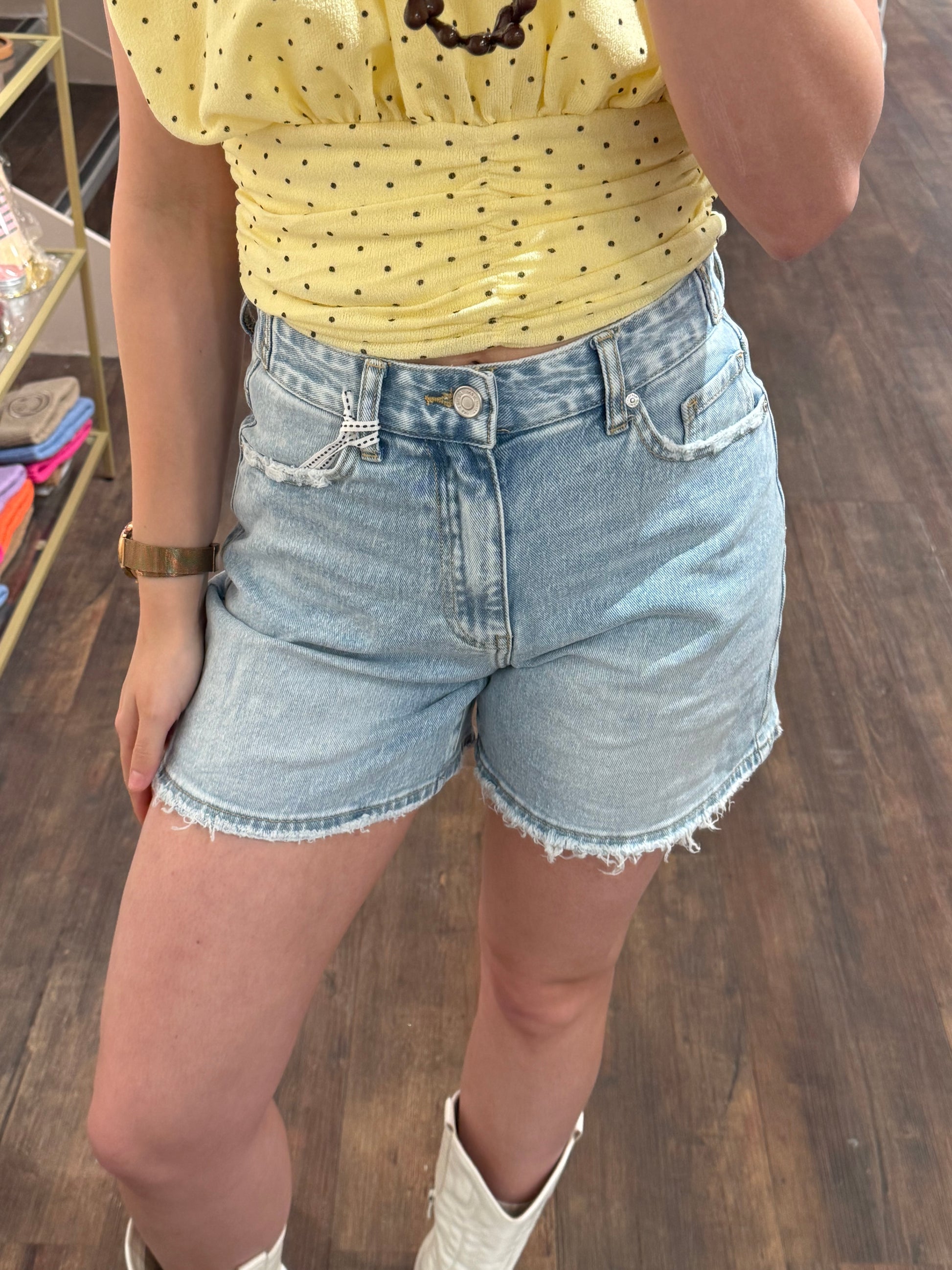 Lichtblauwe shorts van Queen Hearts met destroyed details.
