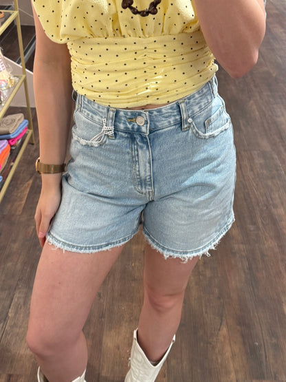 Lichtblauwe shorts van Queen Hearts met destroyed details.