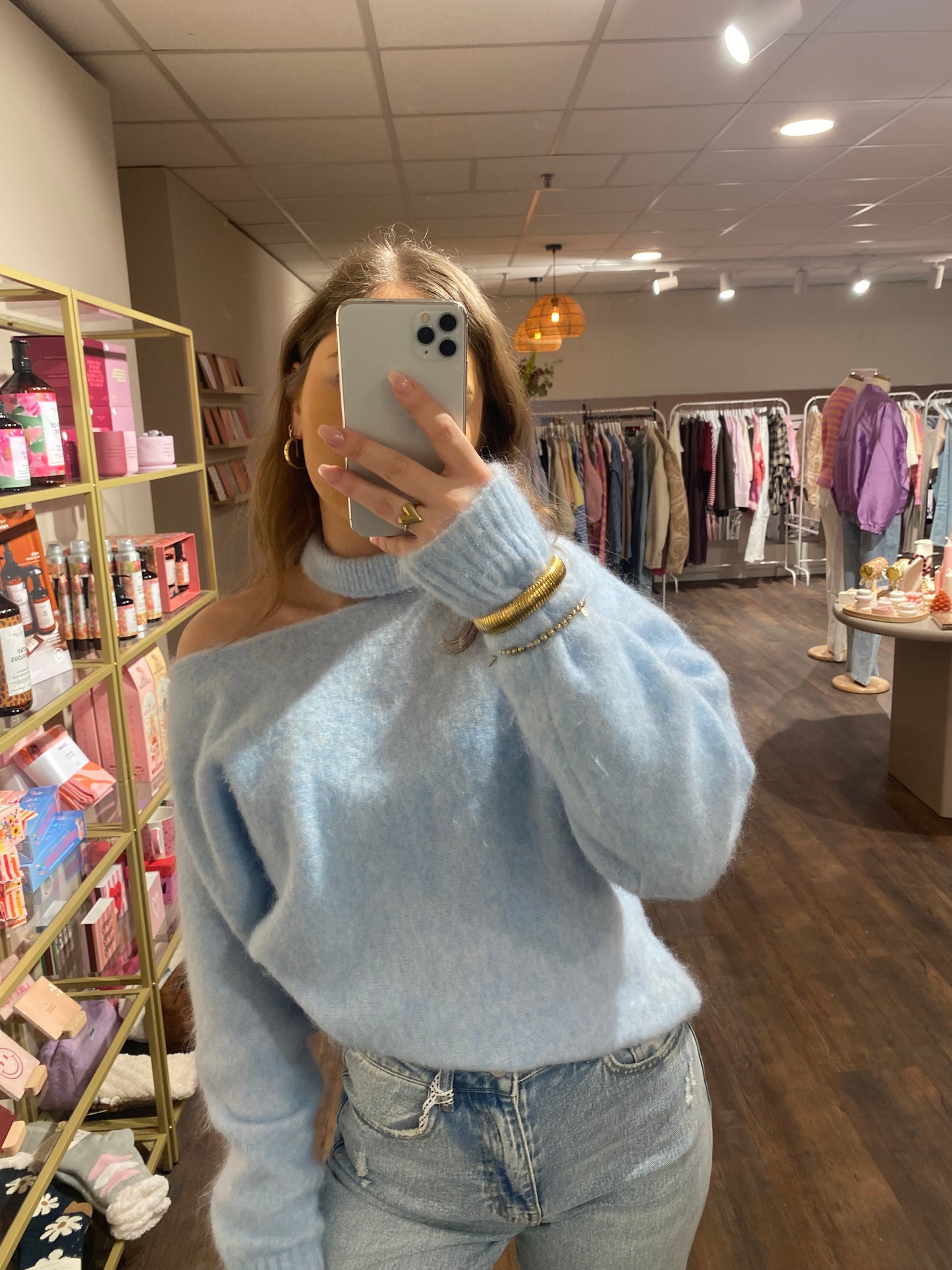 Lichtblauwe trui voor dames met choker hals.