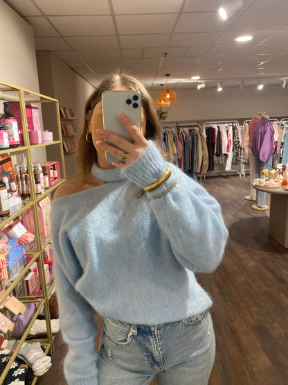 Lichtblauwe trui voor dames met choker hals.