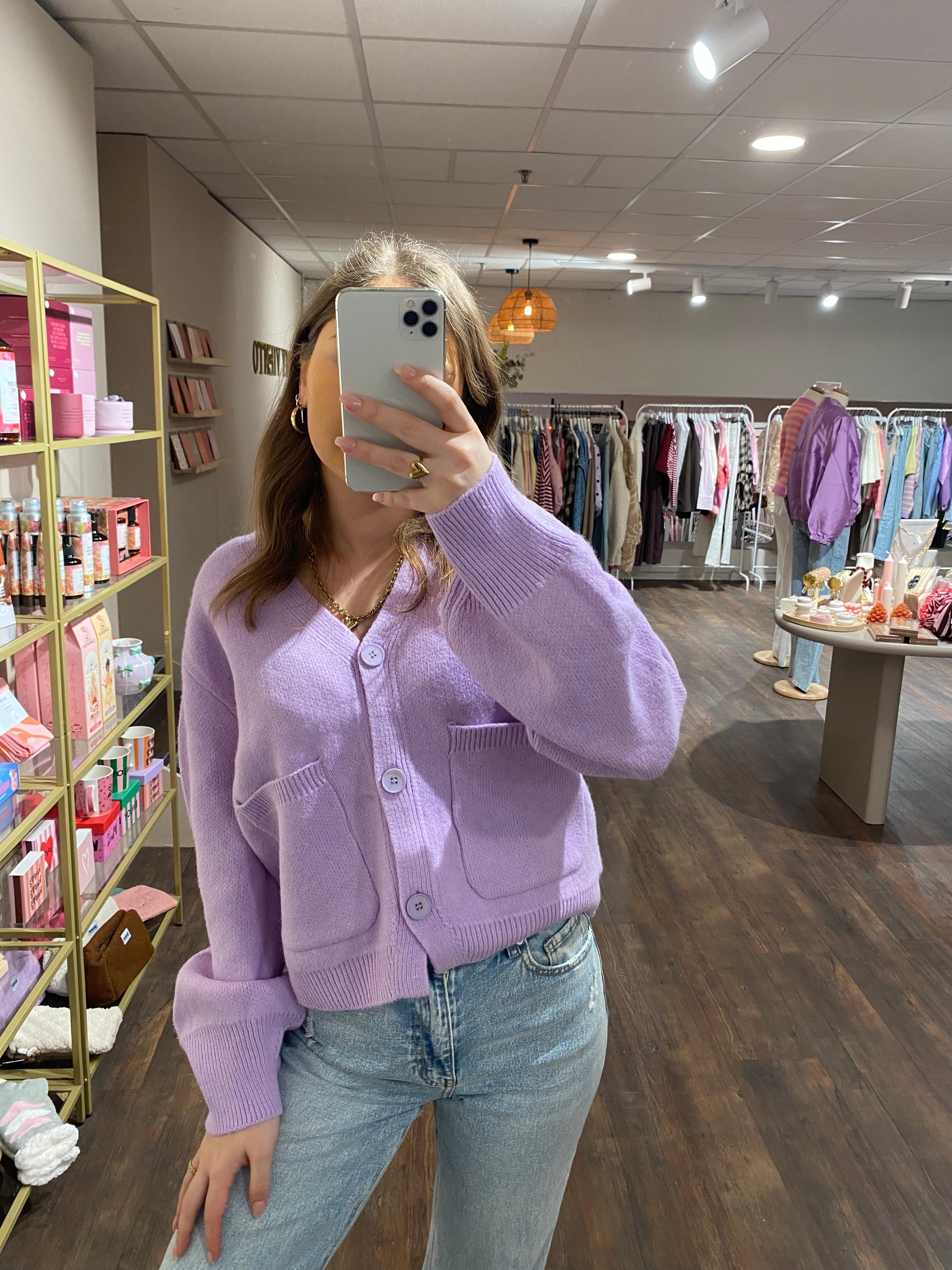 Lichtpaarse gebreide cardigan met knopen en zakken.