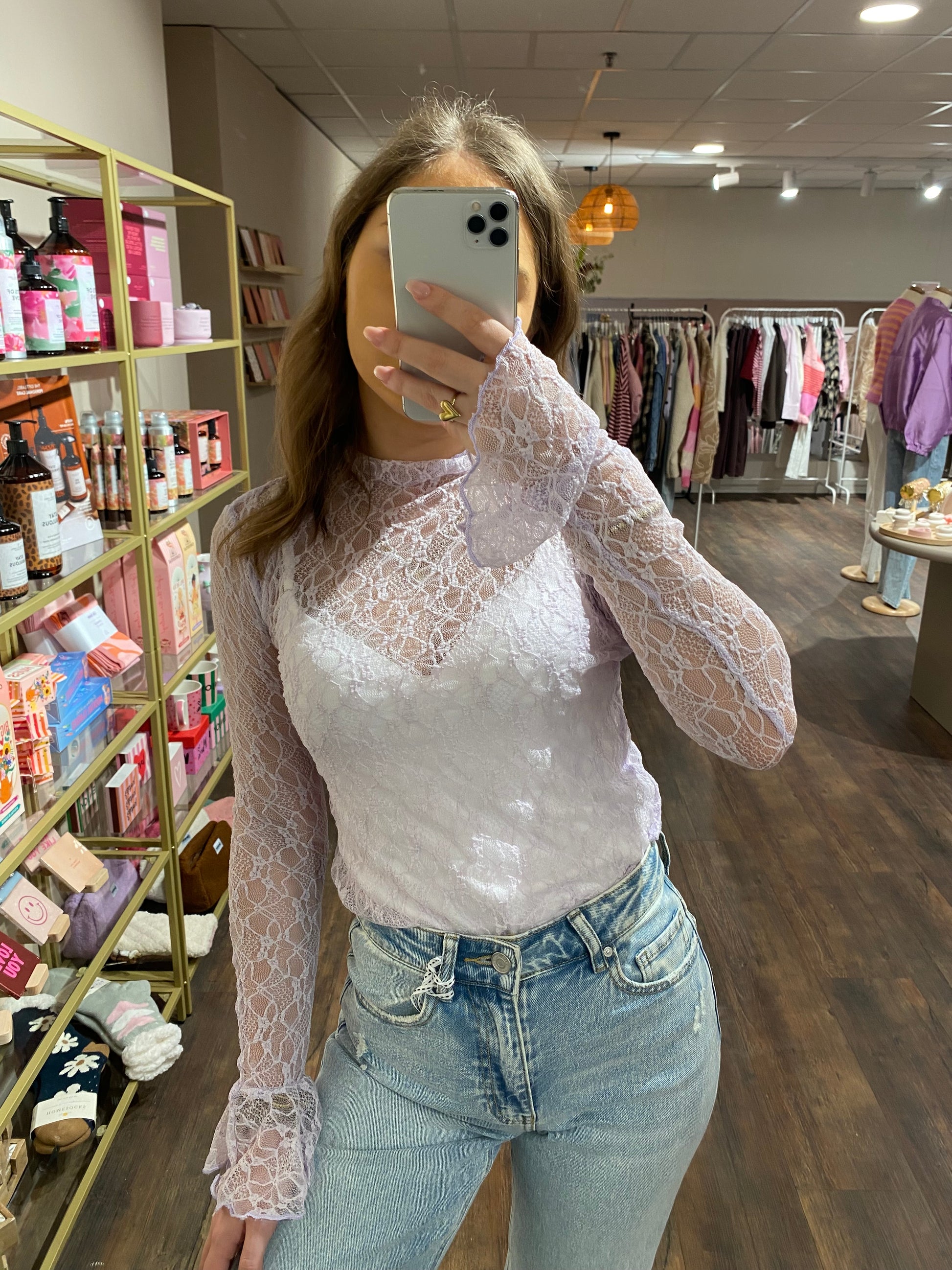 Lichtpaarse lace top met verfijnde kanten details.