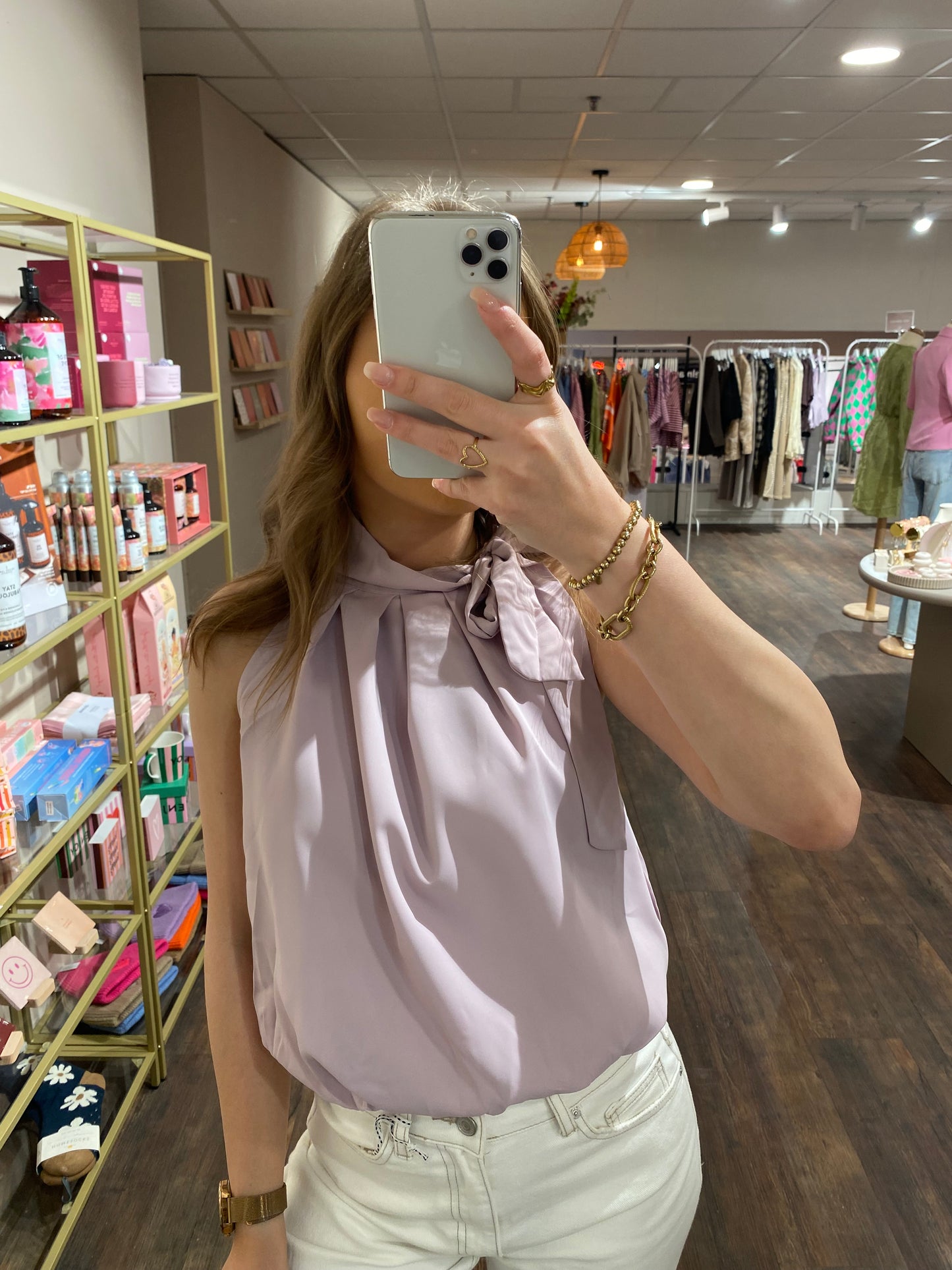 Lila haltertop met strikdetail in de nek.