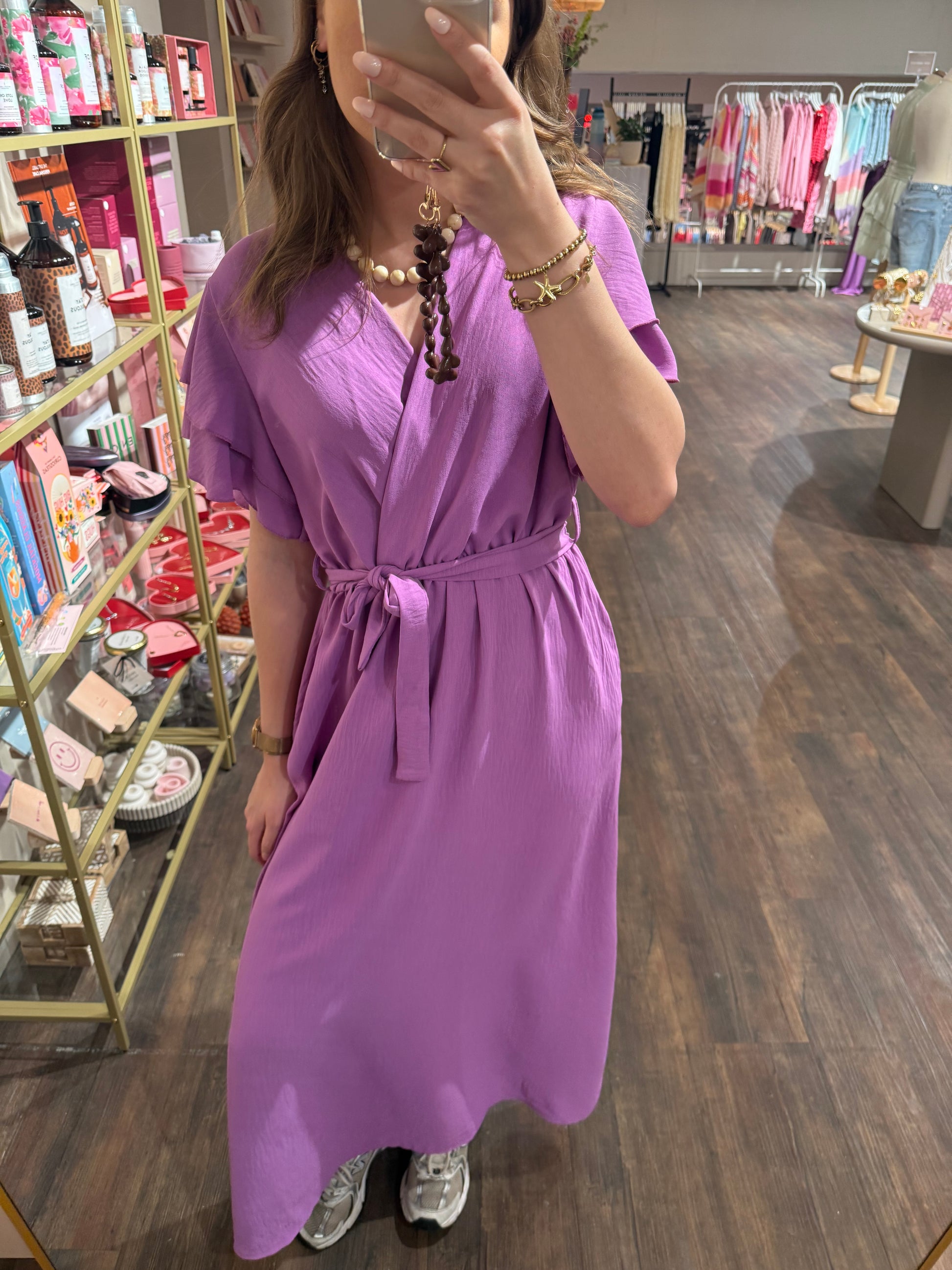 Lila zomerjurk perfect voor bruiloften en feestjes.