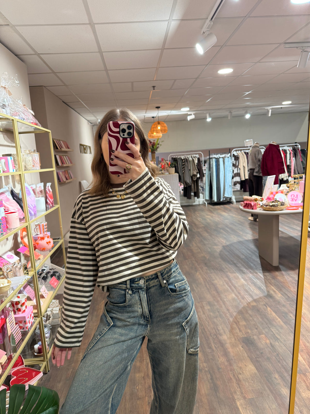 Taupe bruine top gecombineerd met een jeans.