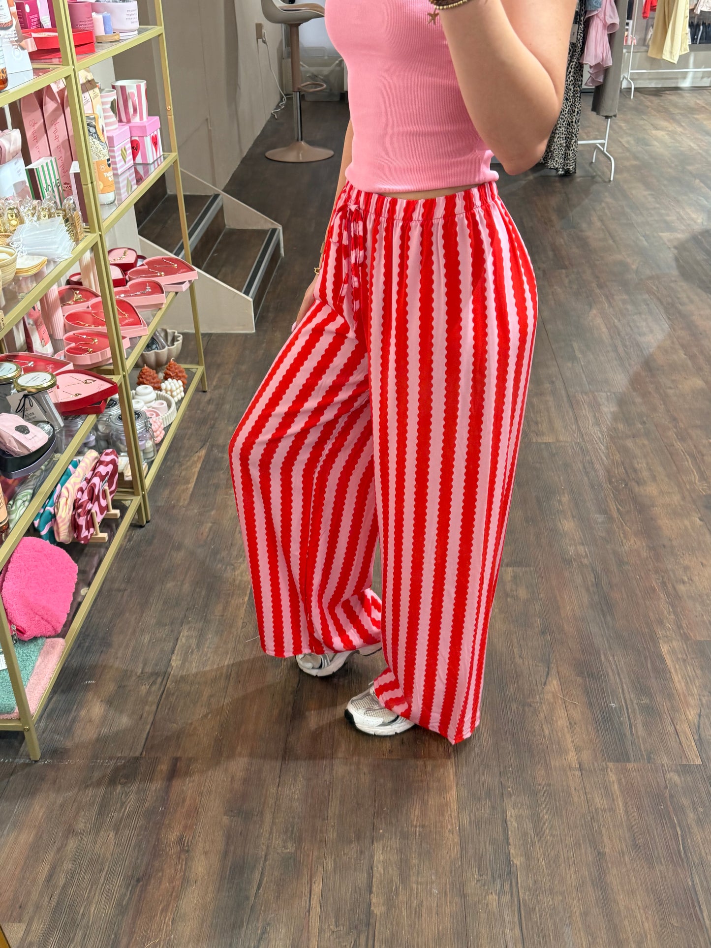 Trendy damesbroek met roze en rode strepen 