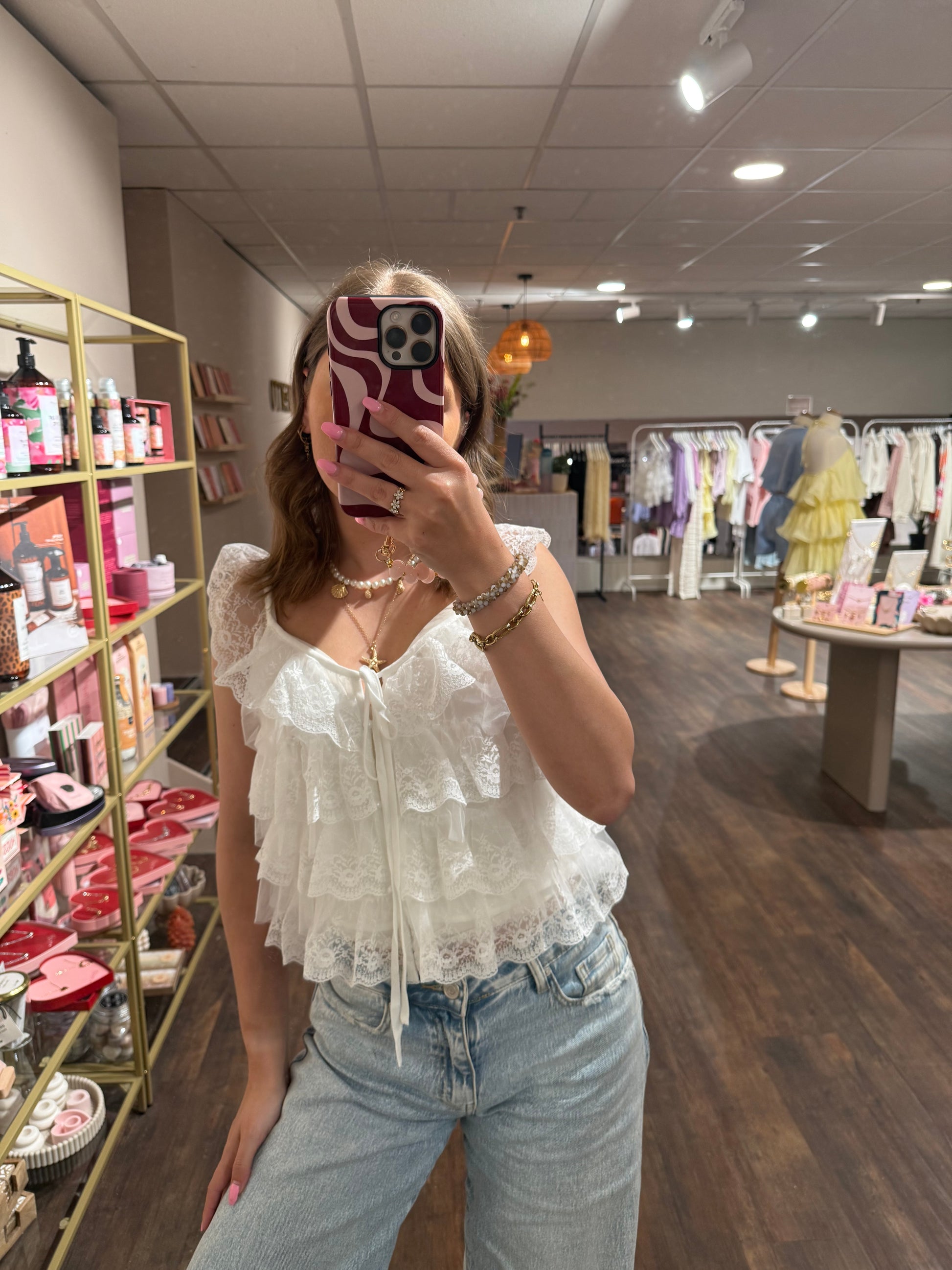 Vrouwelijke witte top gecombineerd met zomerse outfit