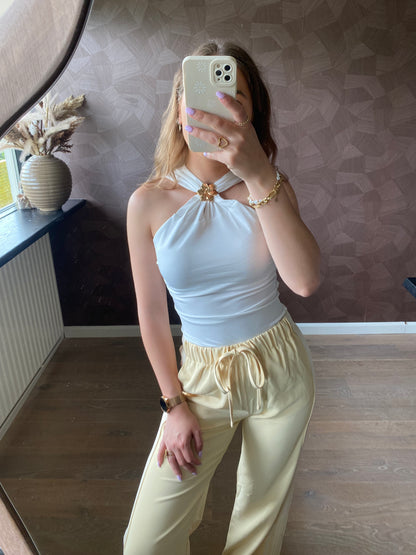 Luxe witte dames zomer top met gouden detail, stretchy en comfortabele stof