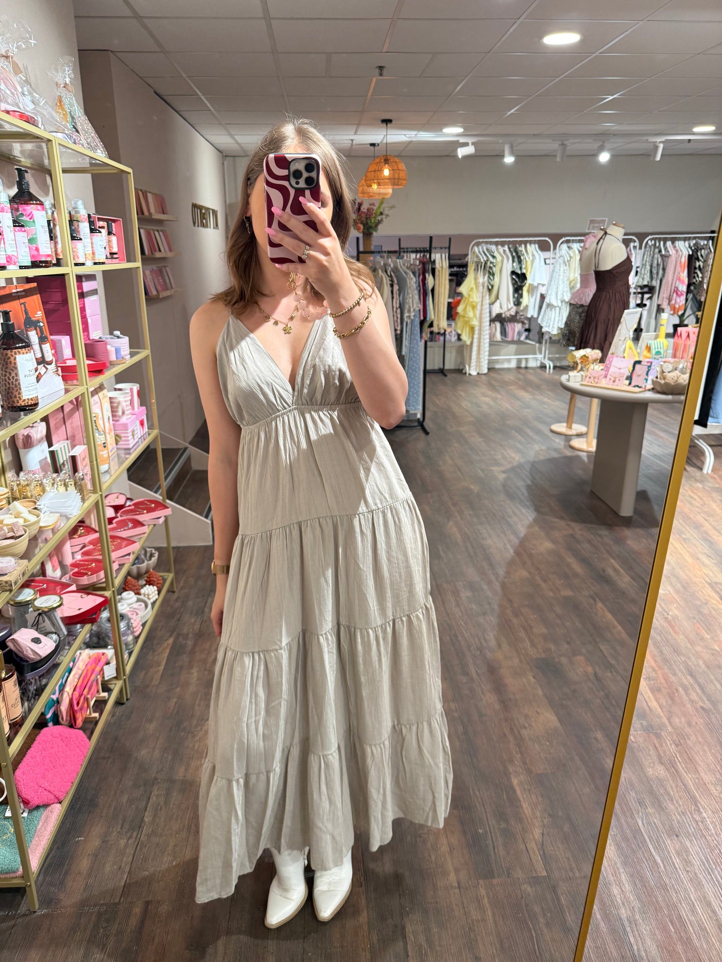 Taupe jurk met vrouwelijke v-hals
