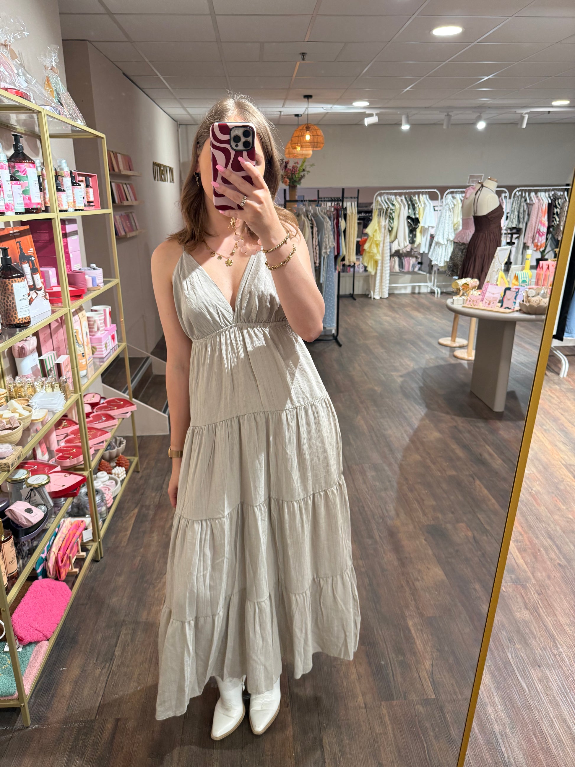 Taupe jurk met vrouwelijke v-hals