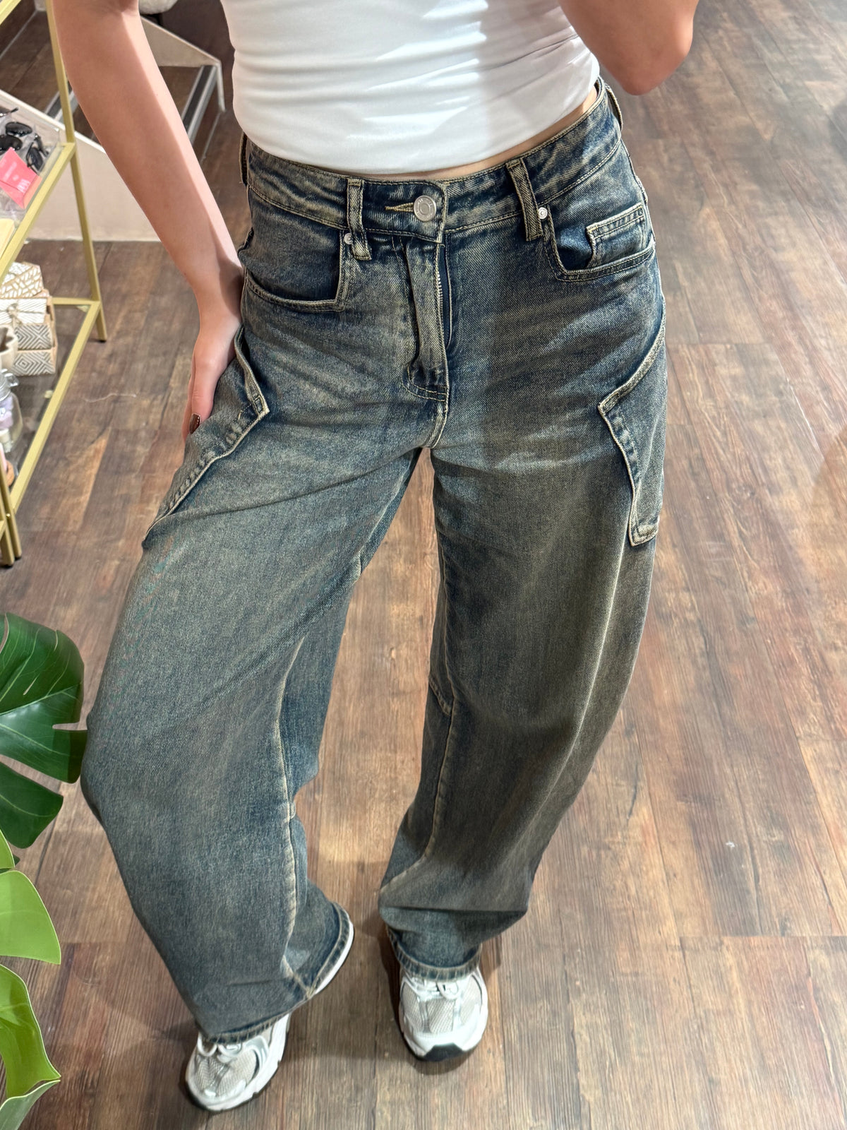 Mid blauwe cargo balloon jeans met zijzakken. 
