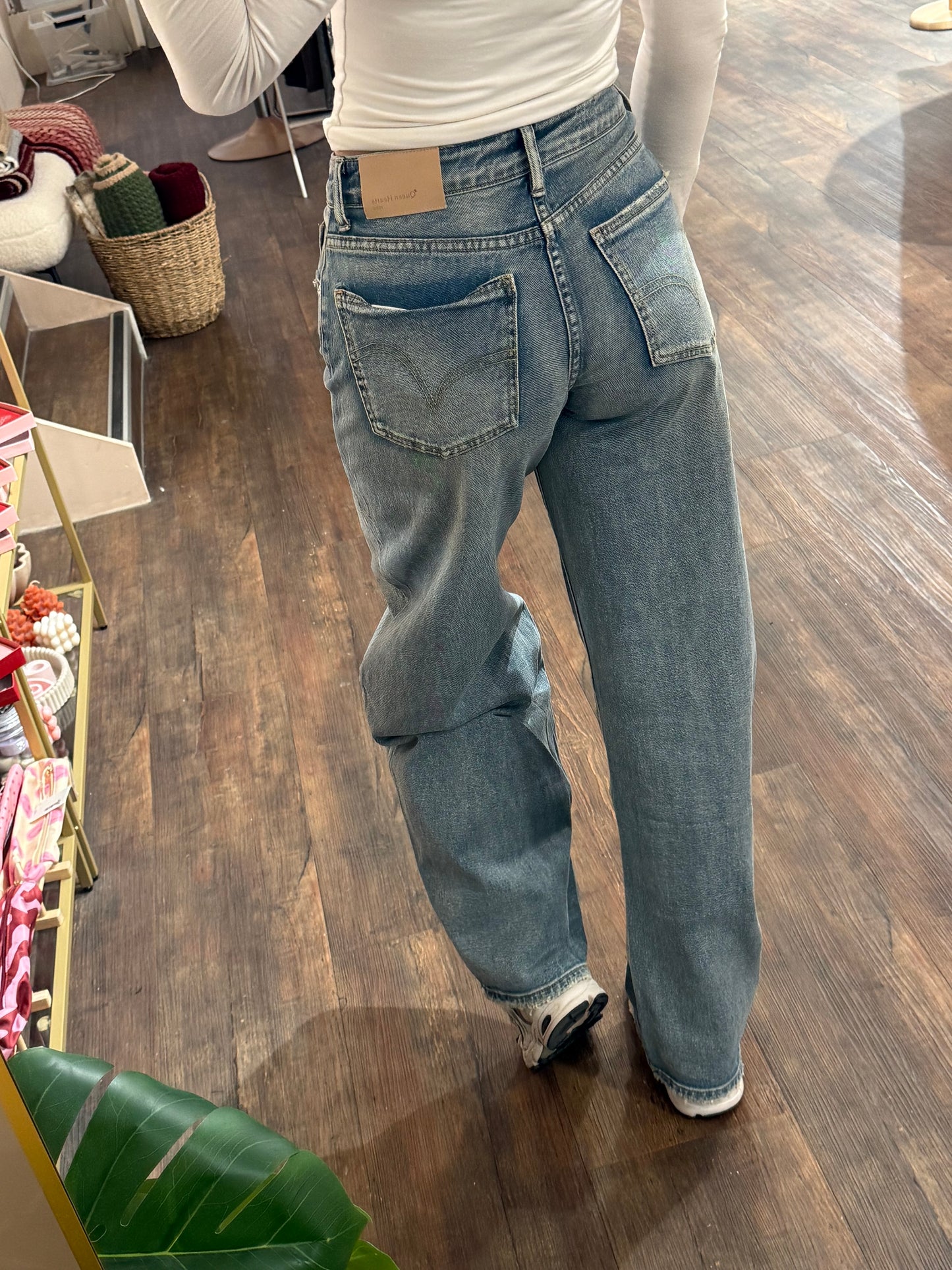 Blauwe barrel jeans met stoere details.  