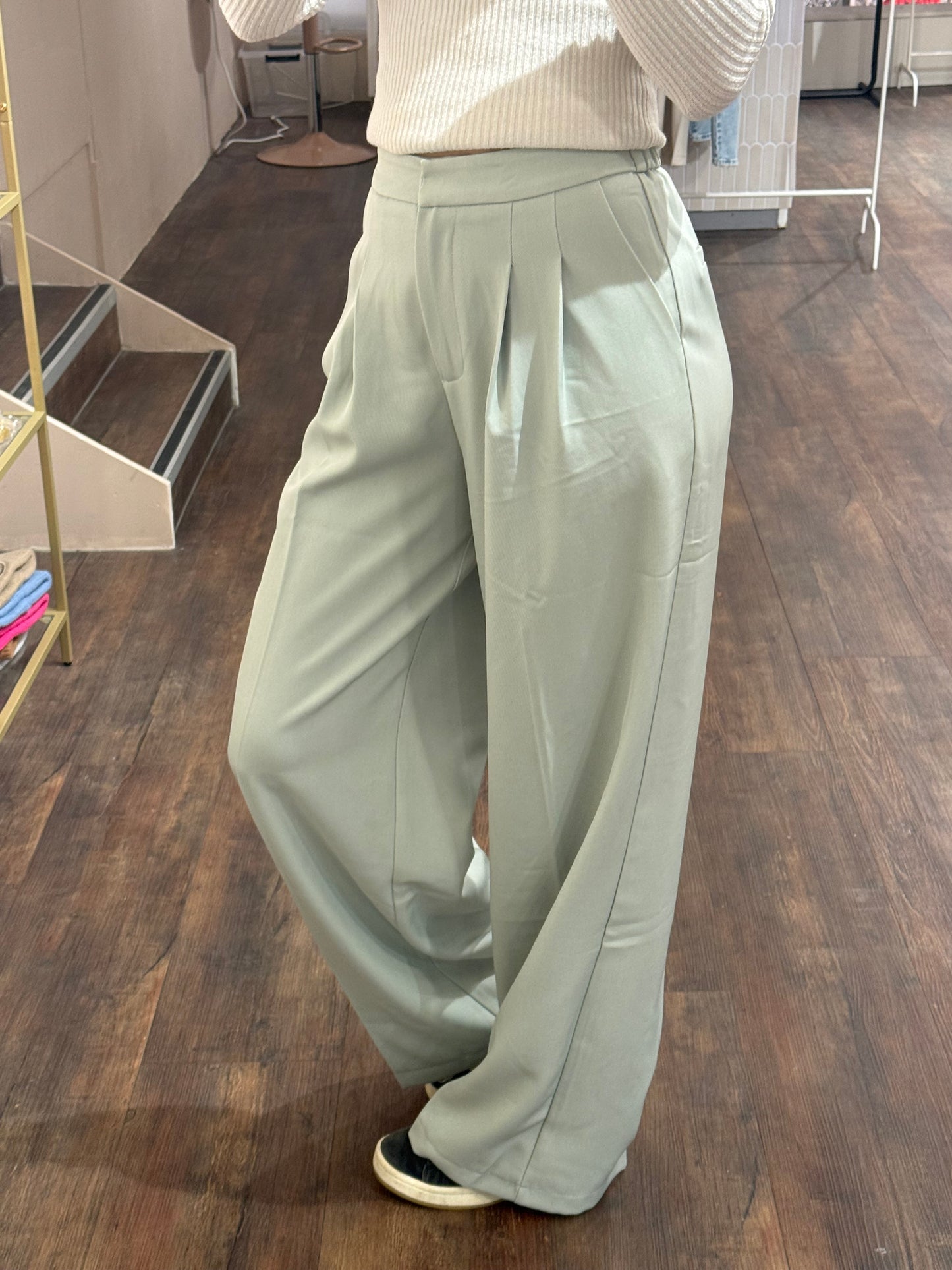 Mintgroene broek met wijde pijpen.