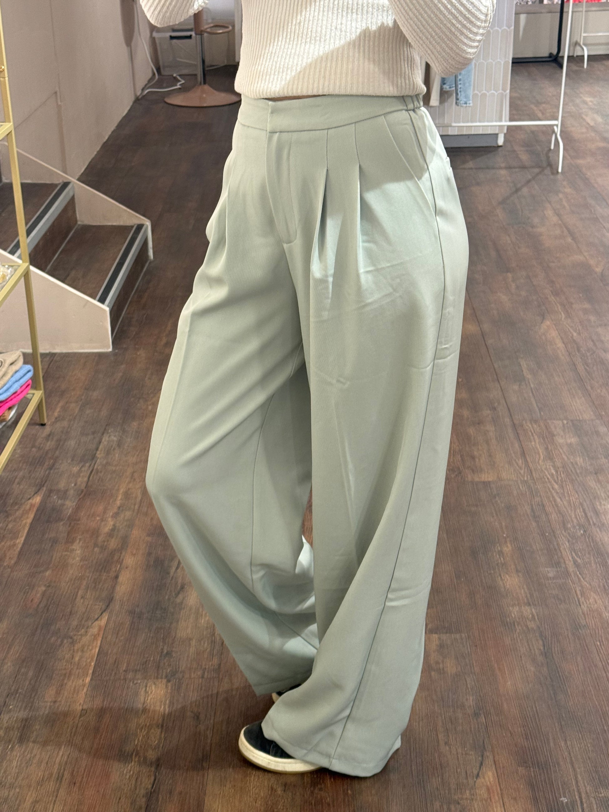 Mintgroene broek met wijde pijpen.