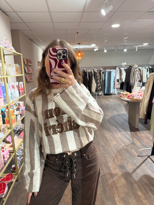 Crème en beige gestreepte trui met Mon Chéri opdruk. 