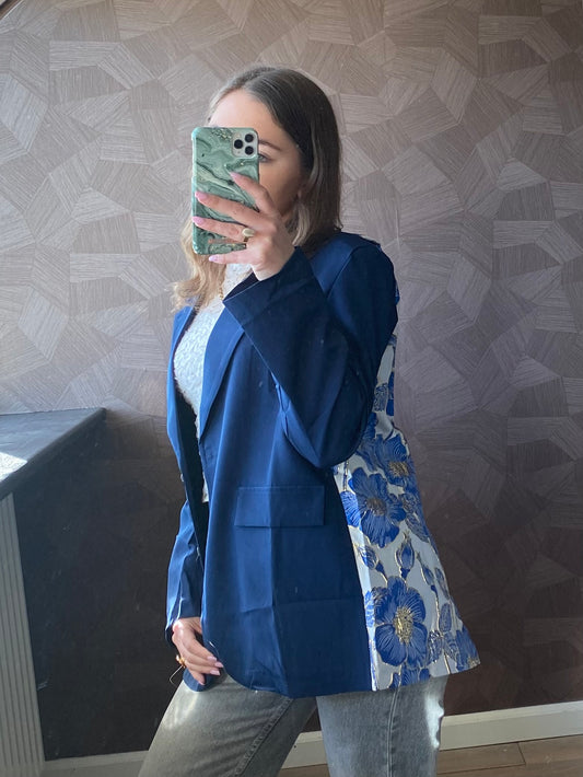 Navy blazer met jacquard rug, gestyled met kanten top en jeans – ready to shine!